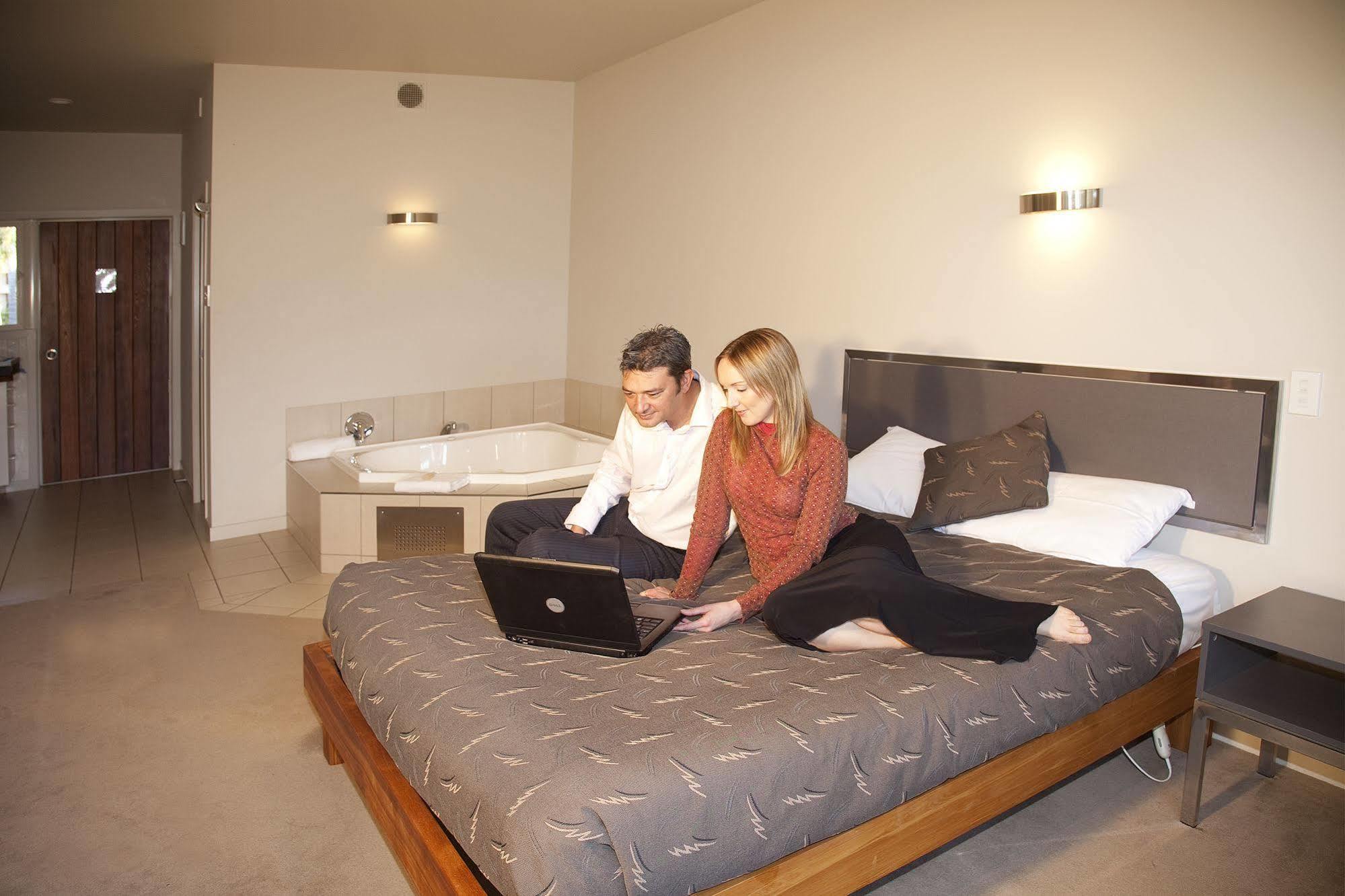 Ocean Beach Motor Lodge Гисборн Экстерьер фото